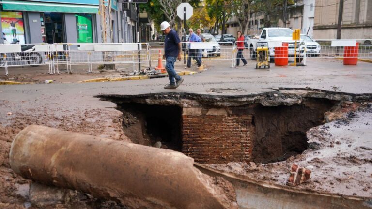 El gran pozo bajo el agua: repararon el caño roto en barrio Hospitales, pero la obra continúa