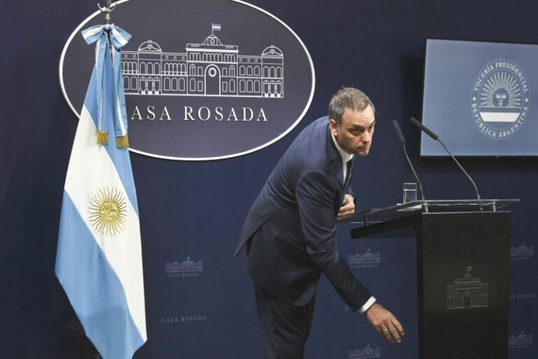 Adorni no logra arrancar la campaña y esconde a Karina