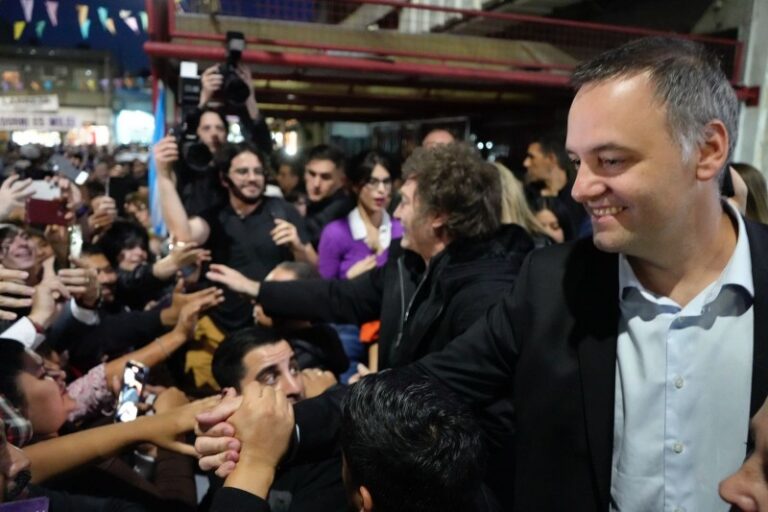 Custodiados por francotiradores, Milei y Adorni encabezaron un acto en Lugano