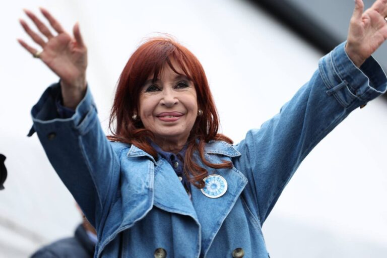 CFK contra Milei: Tus dólares, tu decisión. Un pastelito está dos lucas, qué te pasa?