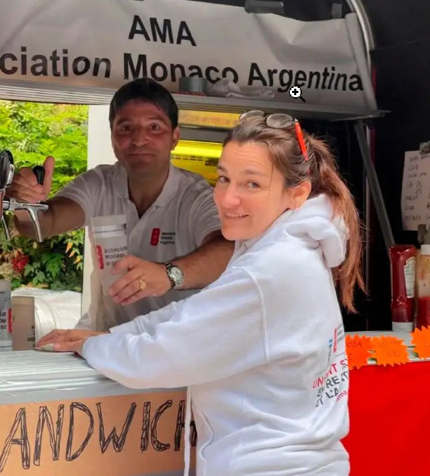 Un puesto de panchos solidario es furor en Mónaco