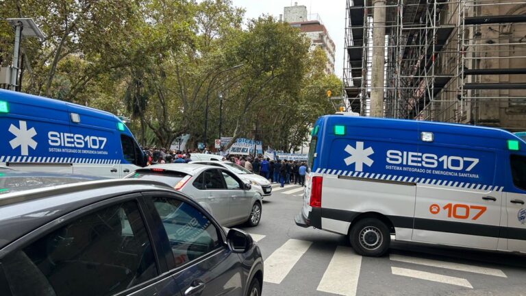 Javkin denunció que usaron ambulancias públicas para cortar calles en una protesta gremial