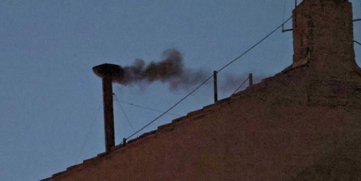 Aún no hay nuevo Papa: fue negra la primera fumata del Cónclave