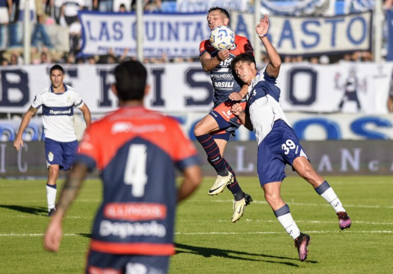 Al frente el Lobo: Gimnasia se pone en ventaja ante Central Córdoba por un testazo de Merlini