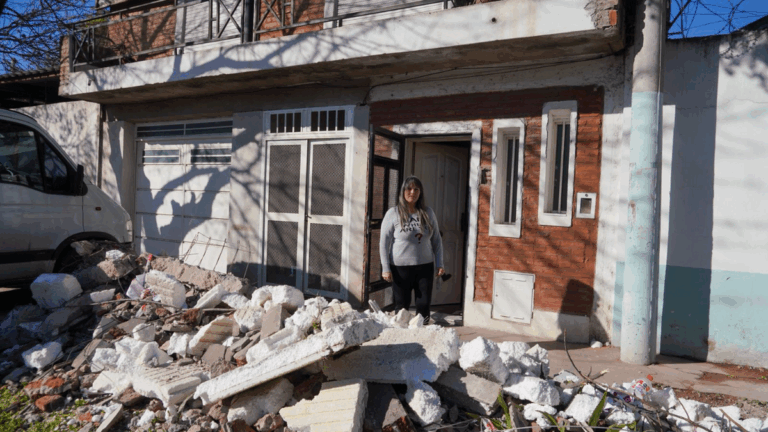 Zona oeste: una familia se quedó sin casa luego de que se derrumbara