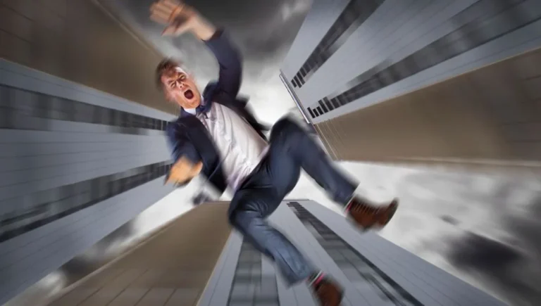 Qué significa cuando una persona sueña que se cae, aunque esté en su cama