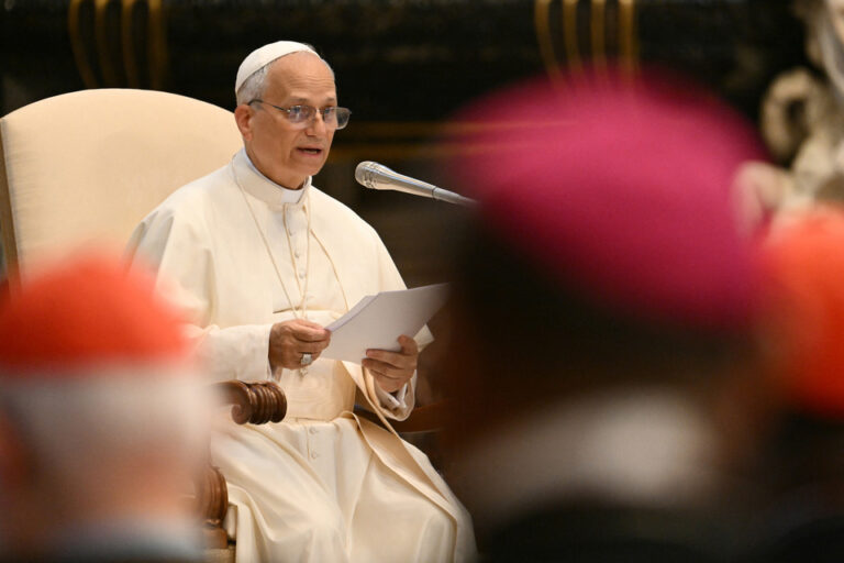 El Vaticano denunció estafas virtuales en Facebook con perfiles falsos de León XIV