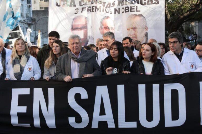 Denuncian que Milei le congeló el presupuesto al Clínicas  y hay sueldos por debajo del mínimo