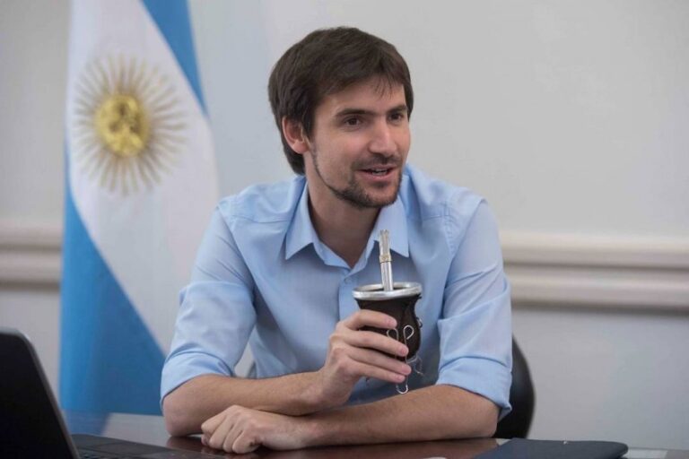 Los Menem ahora apuntan a Manu Vidal para terminar de hundir a Santiago Caputo