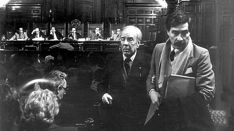 Sobre qué hecho histórico escribió una crónica Borges hace 40 años