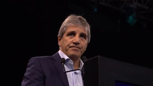 Sin los dólares del agro, Caputo apuesta a dos estrategias riesgosas para domar el tipo de cambio