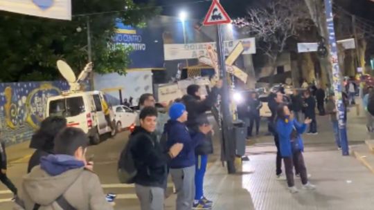 Crisis en Boca: en las inmediaciones de la Bombonera hubo insultos en contra de Riquelme