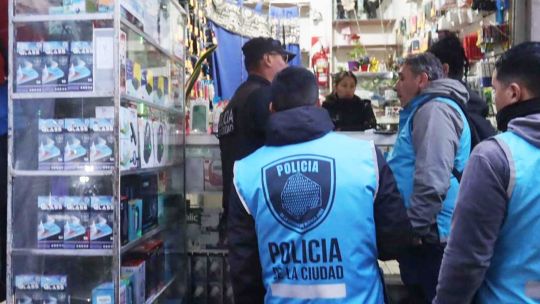 En distintos operativos incautan 90 motos y celulares truchos