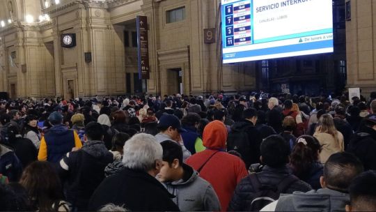 Caos en Constitución por demoras y cancelaciones en los diferentes ramales del Tren Roca: cuándo se normalizará el servicio