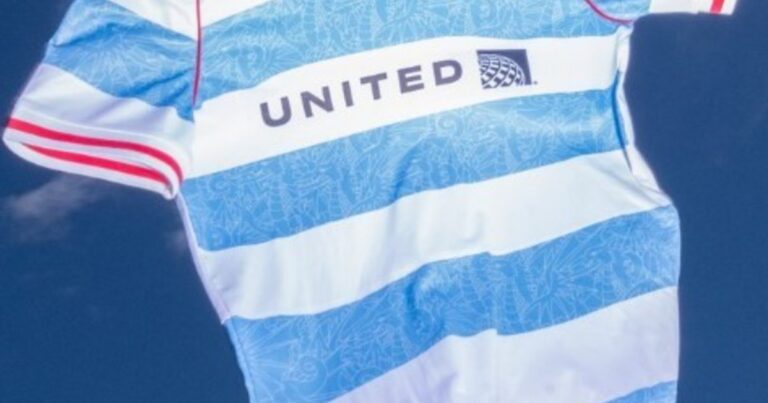 El club de Gran Bretaña que sacó una camiseta inspirada en Argentina