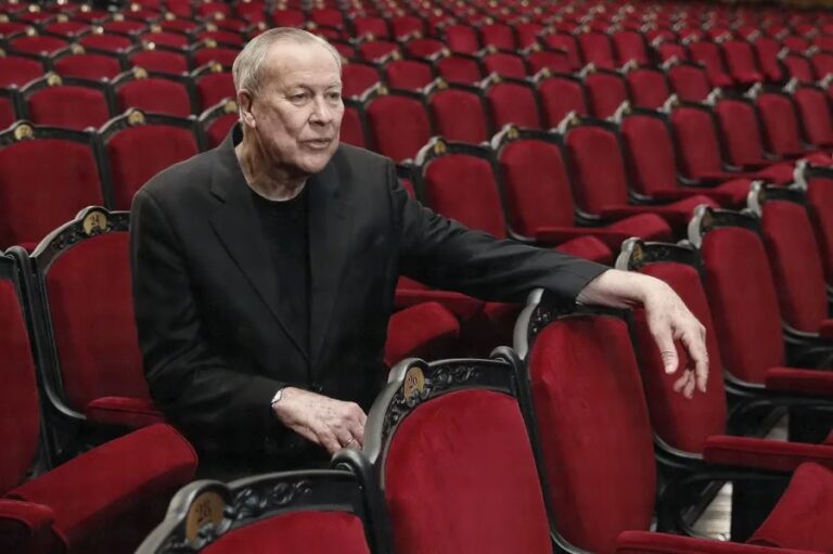 Tristeza: a los 83 años, murió el dramaturgo y director teatral estadounidense Bob Wilson, un poeta de la escena