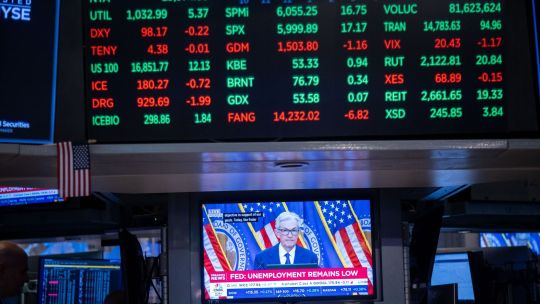 La Reserva Federal de Estados Unidos mantiene las tasas pese a la presión de Trump y advierte una posible desaceleración económica