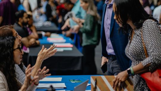 EE.UU. añade 73.000 empleos tras revisiones a la baja en meses previos