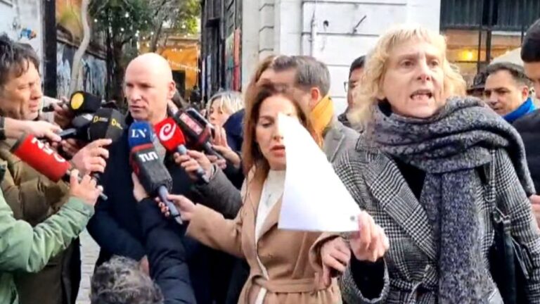 Militante del Movimiento Popular «La Dignidad» increpó al secretario de Seguridad porteño: «Completamente loco»