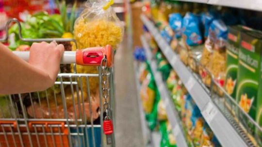 Cómo compran los argentinos: más visitas al minimarket y compras grandes en mayoristas