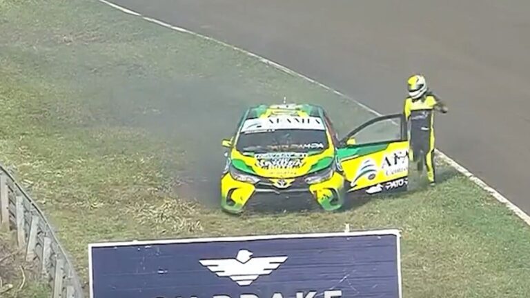 Terror en Oberá: se le incendió el auto en plena carrera y logró escapar a tiempo