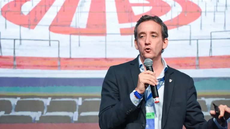 El vicepresidente de River arremetió contra Federico Sturzenegger y aseguró que el club «funciona sin apoyo del Estado»