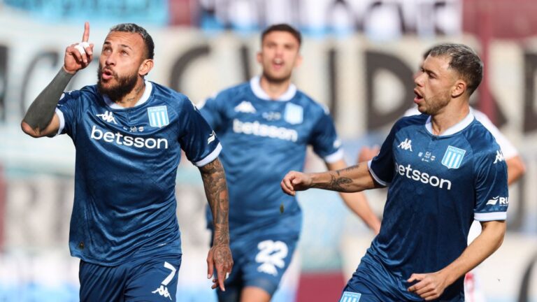 Racing hizo la tarea y eliminó a Deportivo Riestra en octavos de final de la Copa Argentina