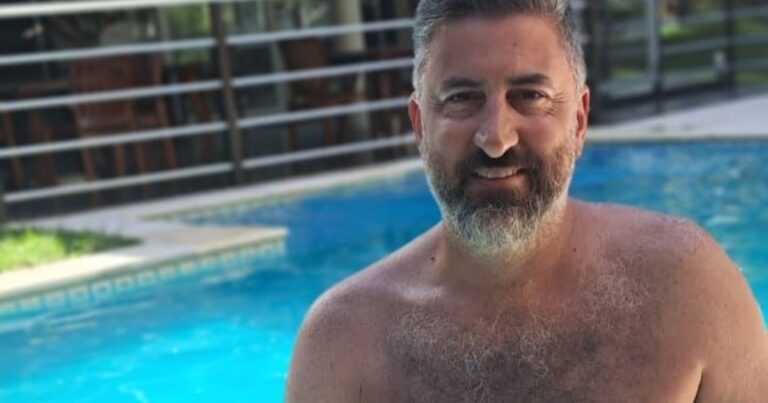 Fotos familiares con puñaladas y tachadas con birome: la brutal escena en la casa donde un hombre mató a su hijo de 8 años