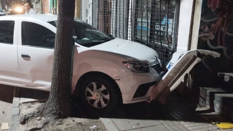 Choque en pleno centro: intentó esquivar a una persona y se estrelló contra un local
