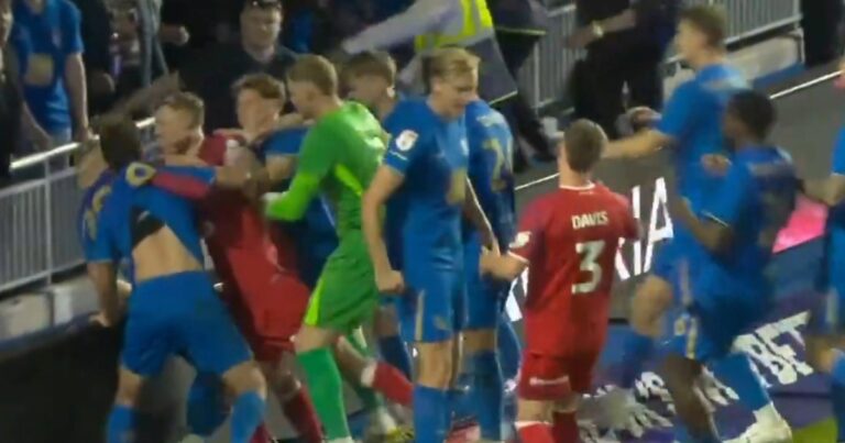 Inicio caliente en el Championship: gol en el último minuto, festejo a la hinchada y piñas entre los jugadores