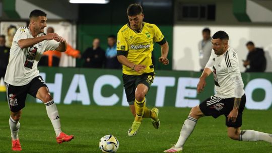 Defensa y Justicia le ganó a Riestra sobre la hora y lo bajó de la punta