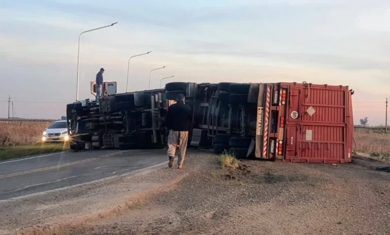 Un camión volcó sobre la ruta S26 desde Casilda hacia Carcaraña: hay un herido
