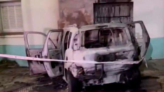 Villa Soldati: tres menores robaron un auto, escaparon de la Policía y chocaron contra una casa