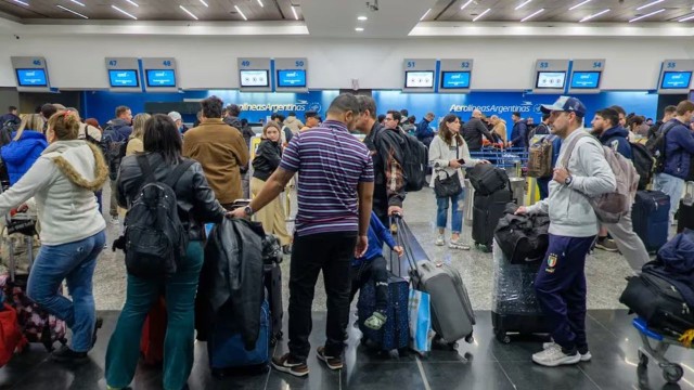 Controladores aéreos amenazan con nuevos  paros: demoras y cancelaciones de vuelos