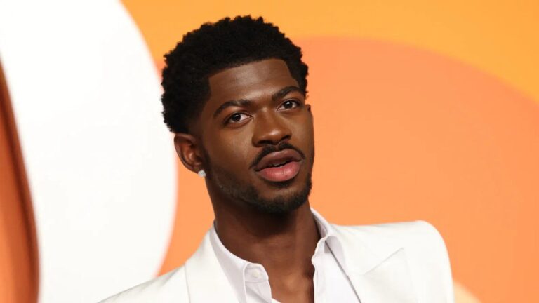 El rapero Lil Nas X fue hospitalizado por una posible sobredosis luego de pasearse en ropa interior en Los Ángeles