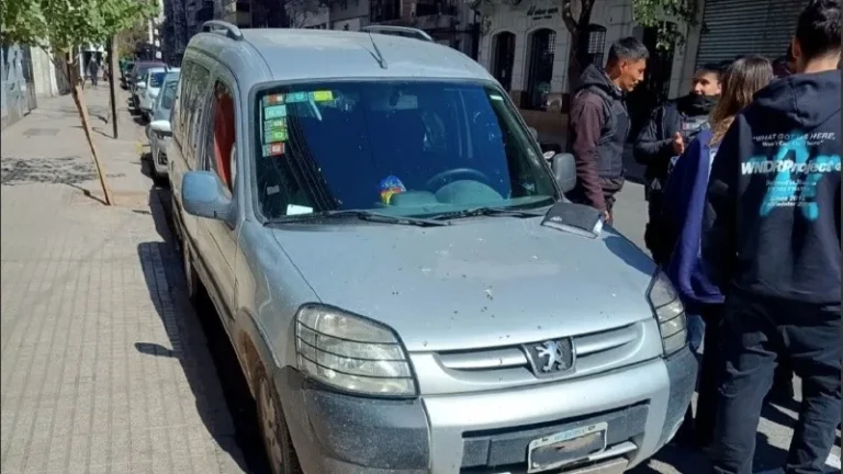 Denuncian que dejaron otras vez un perro encerrado en un auto en el centro de la ciudad: tras la llegada de la policía lo sacaron en buen estado