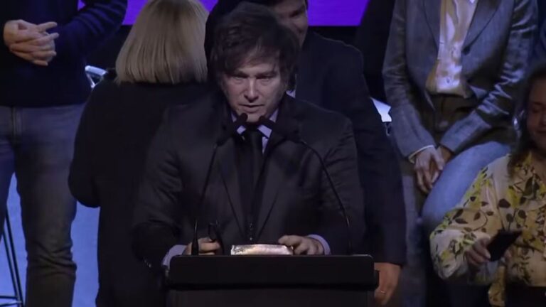 Milei acusó al kirchnerismo de «sembrar el caos» y defendió a Karina