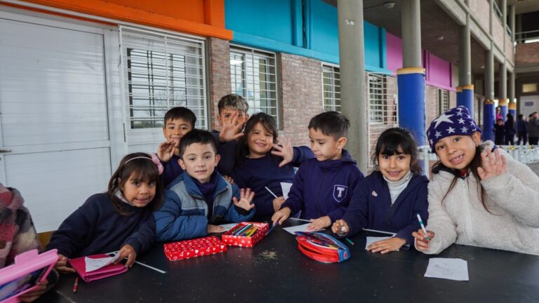 Antonela Roccuzzo rematará prendas de su vestidor para recaudar fondos para una escuela de Rosario