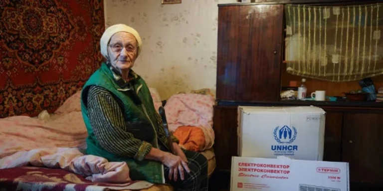 Nadiia tiene 80 años, sobrevive a bombardeos y al frío en el sur de Ucrania y cuida de un hijo discapacitado