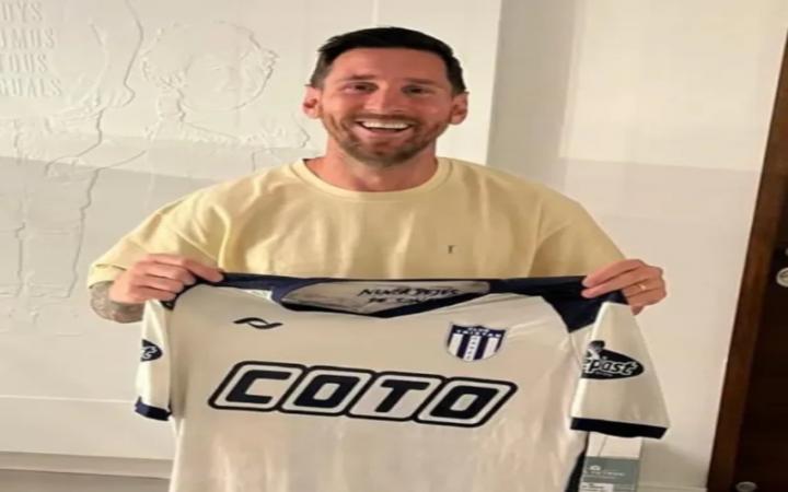 Lionel Messi posó con la camiseta de un club del Ascenso
