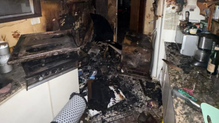 Incendio en un edificio de barrio Martin: bomberos rescataron a una mujer atrapada en el 8º piso