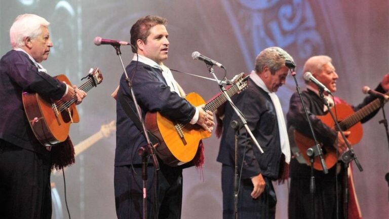 Festival caliente en Deán Funes: Los 4 de Córdoba estallaron en el escenario y cruzaron al locutor en vivo
