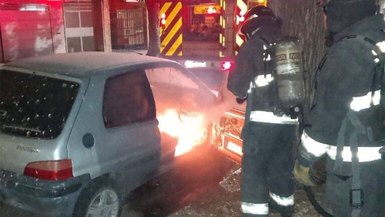 Un auto se incendió de madrugada en barrio Abasto e investigan si fue intencional