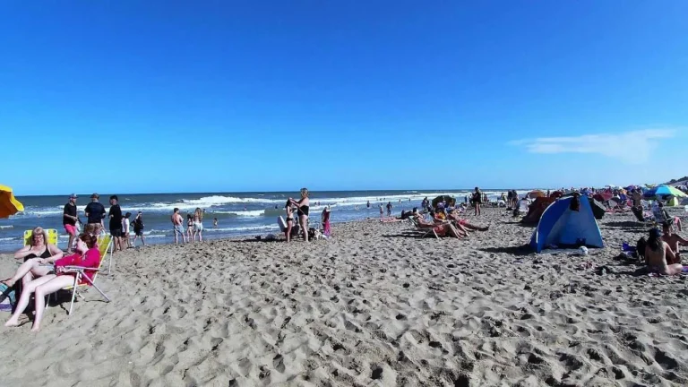 Se pudrió todo: batalla campal entre churreros y vendedores en la playa de Mar Azul