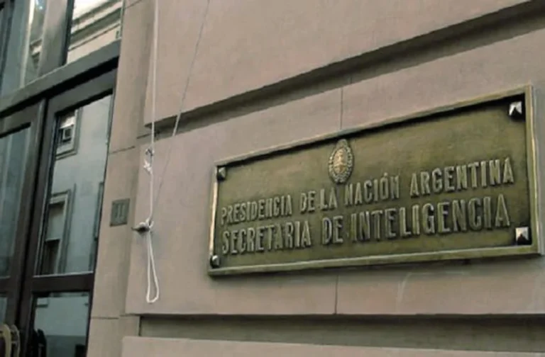 Cuando el presupuesto espía y lo social se ajusta: el gasto en inteligencia trepó en 2025 mientras cayó en salud, educación y obra pública