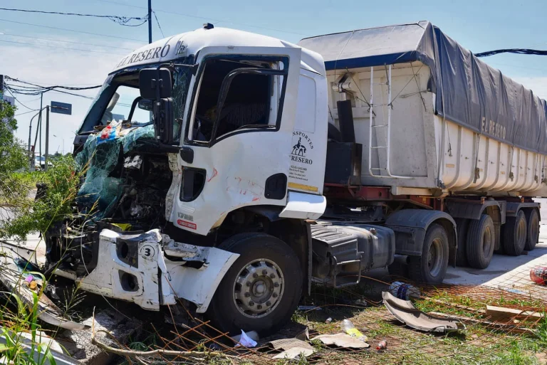 Choque entre dos camiones en colectora de Circunvalación: rescataron a uno de los choferes atrapado y lo llevaron al Heca en helicóptero
