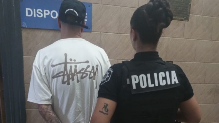 Fumaba en el baño de un colectivo de larga distancia, amenazó al chofer y terminó detenido