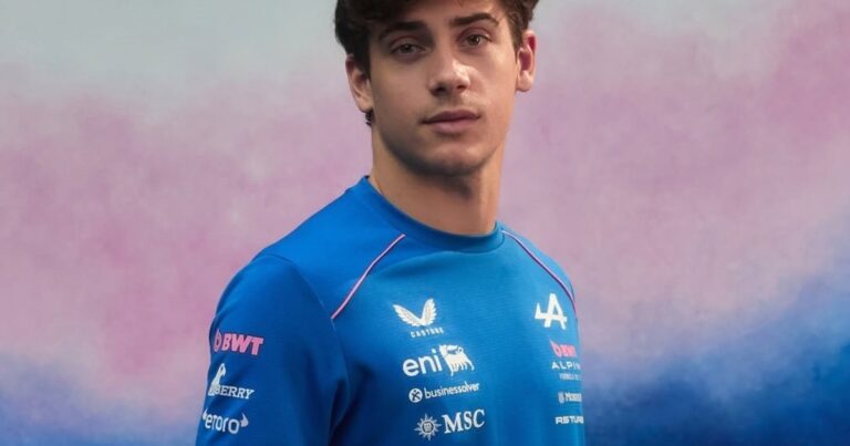 Franco Colapinto, piloto y modelo de Alpine: presentaron la indumentaria para la temporada 2026 de la Fórmula 1