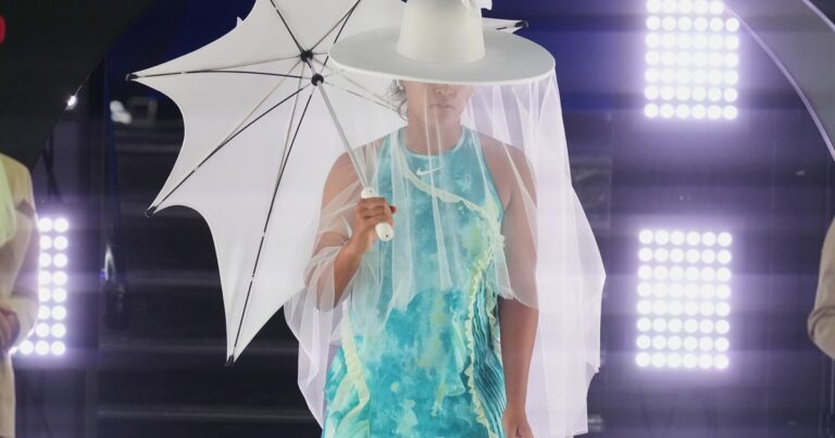 La tenista Naomi Osaka deslumbró con su look en modo medusa en el Australia Open 2026: por qué eligió salir así a la cancha