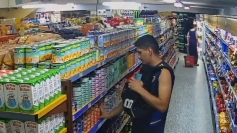 Ramos Mejía: creyó que nadie lo veía pero las cámaras lo captaron robándose todo el atún de un supermercado